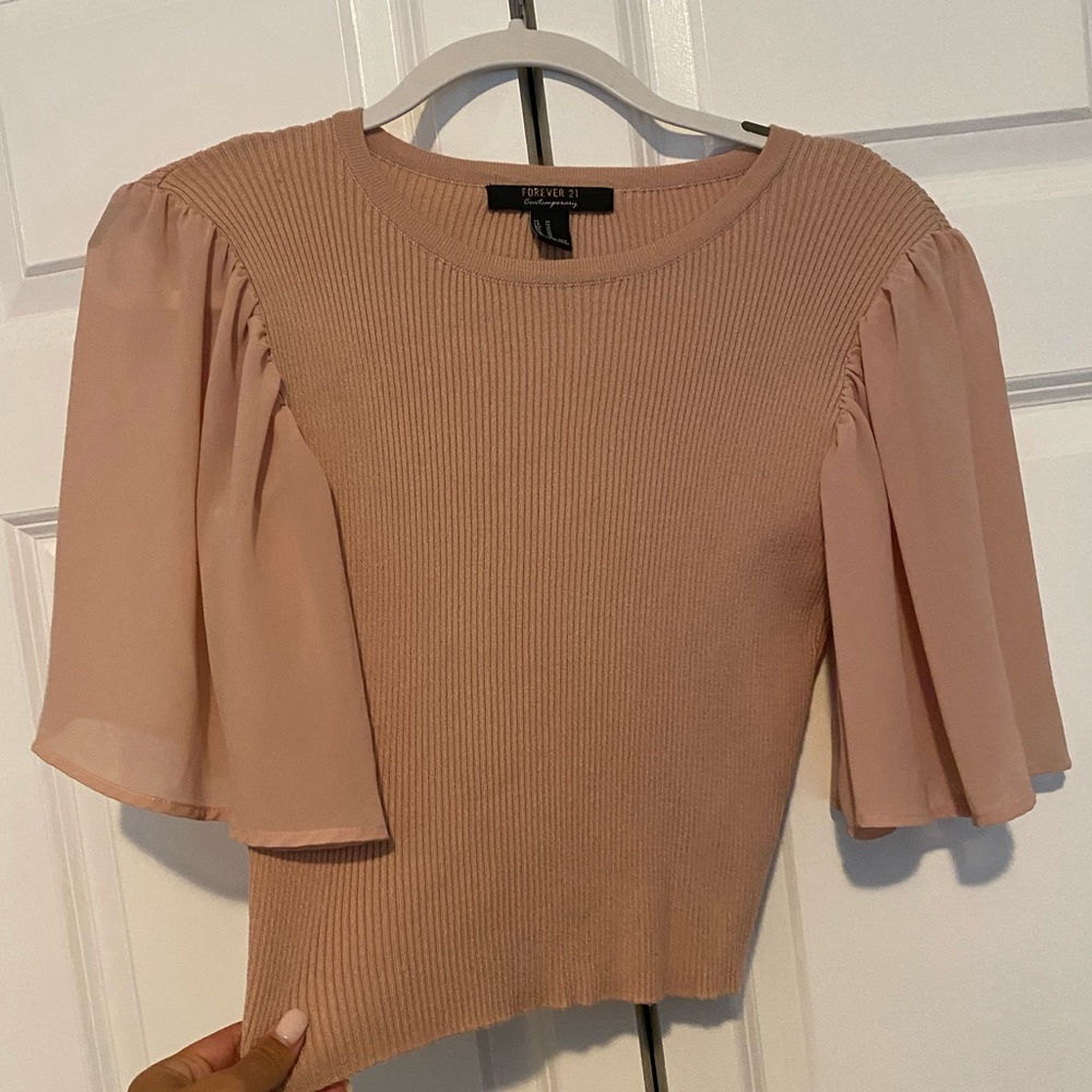 super stretchy and comfy flowy sleeved shirt